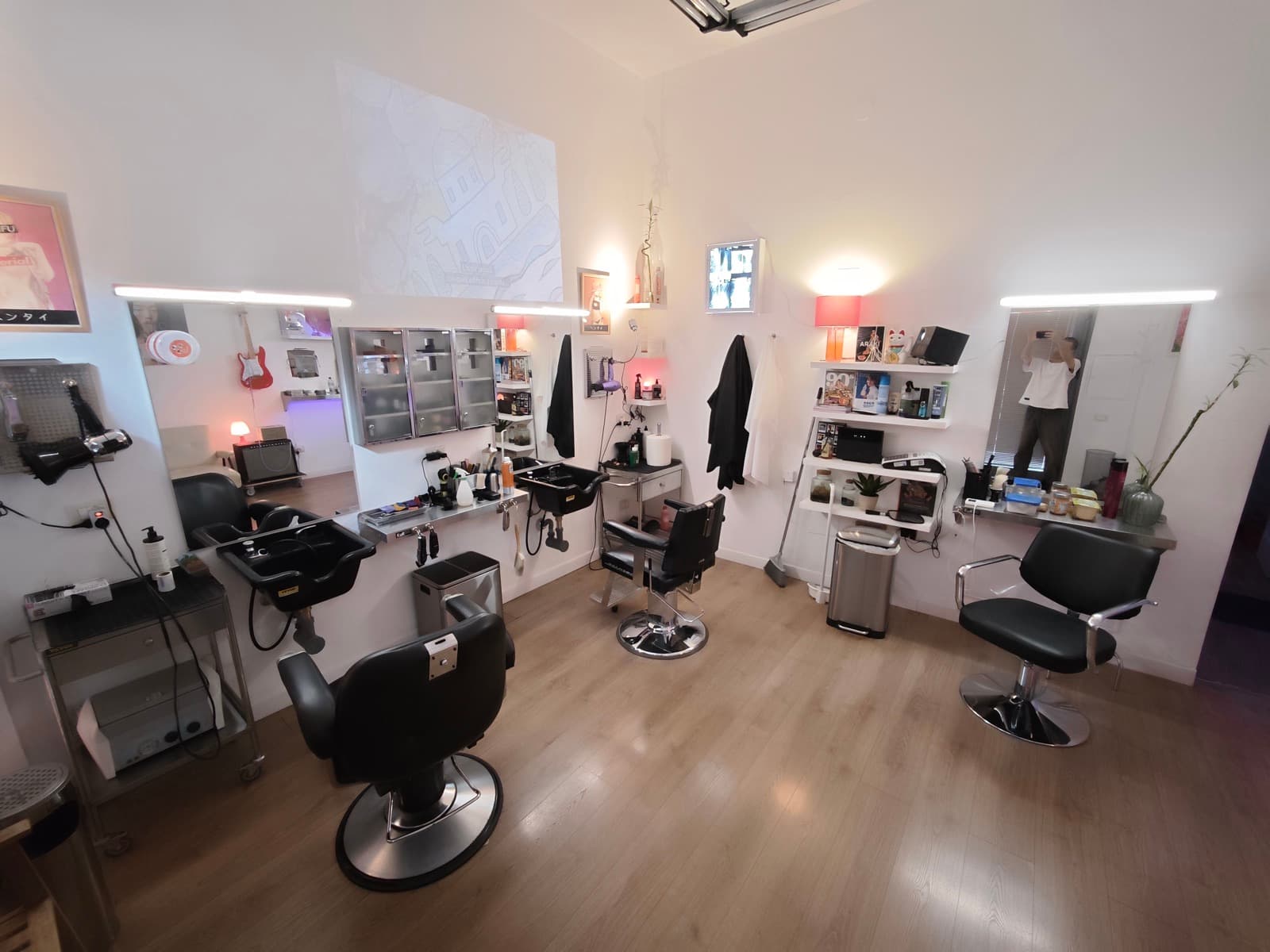 La sala — MADDY Barber Room